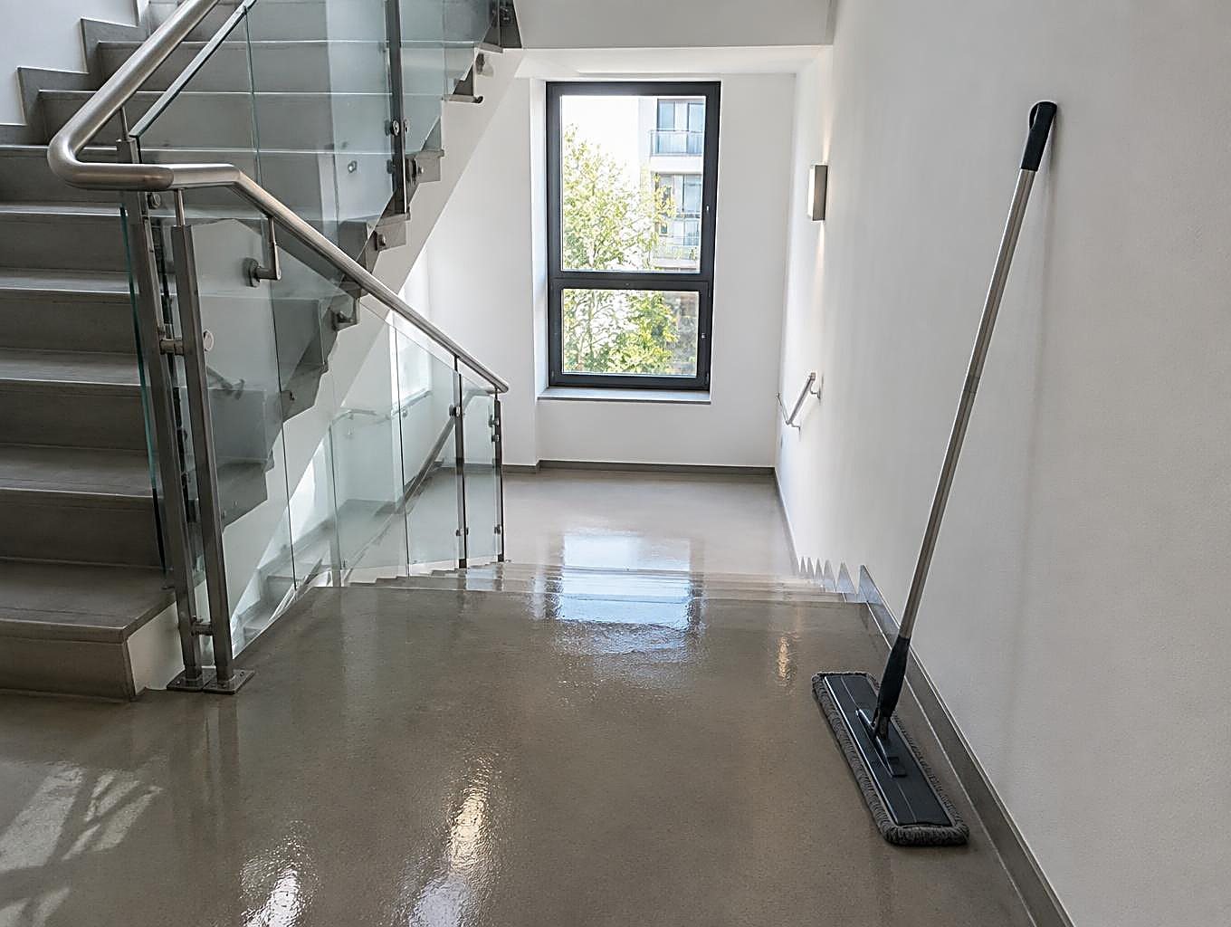 Frisch gewischtes Treppenhaus einer Wohnanlage